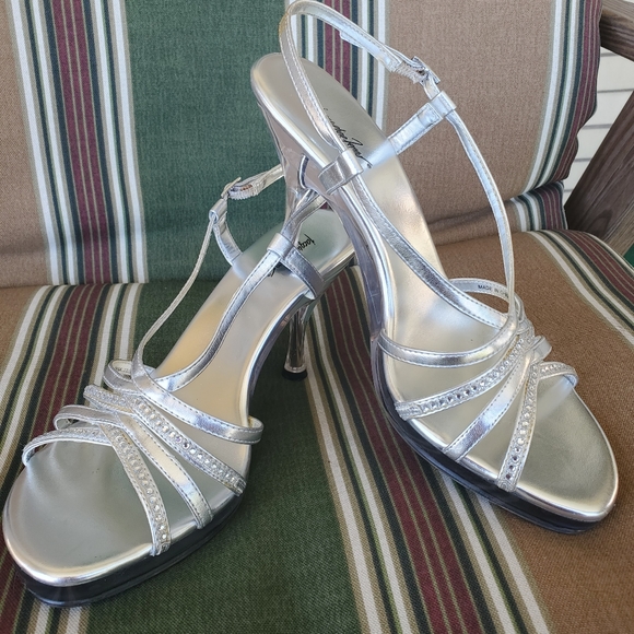 Jacqueline Ferrar Silver Clear Bottom Heels. Size 9. - Picture 1 of 4